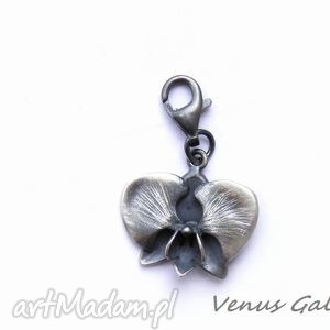 handmade wisiorki charm - czarna orchidea