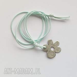 kwiat wisiorek alpaka, zmatowione, sznurek