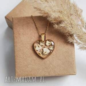 wisiorek z żywicy serduszko z białą gipsówką naszyjnik kwiaty