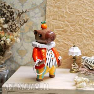 kapibara artysta cyrkowy, figurka kapibary mandarynką