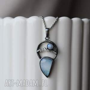 Srebrny wisior z górami i kamieniem księżycowym, biżuteria górska