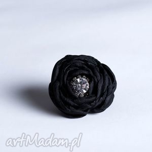 flowering - kwiatowy pierścionek czarny z cyrkonią satyna