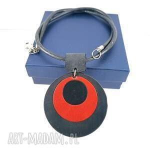 czarno-czerwony naszyjnik skórzany z okrągłą zawieszką, zawieszka na rzemyku
