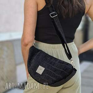 torebko nerka z tłoczonego weluru czarna, banana bag, wzór krokodyl