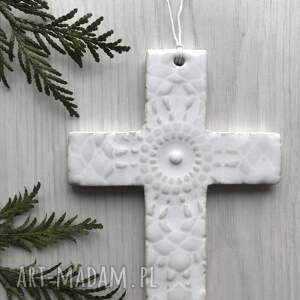 dekoracje krzyżyk ceramiczny w bieli, pamiątka komunijna