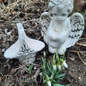 handmade ceramika aniołek ceramiczny z dużym sercem w dłoniach oraz mini koszyczek