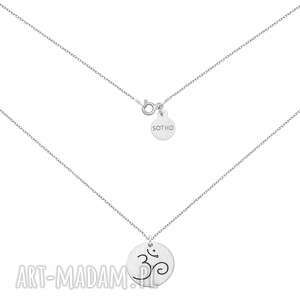 srebrny naszyjnik z symbolem om, om joga, minimalistyczny, medalion, mat