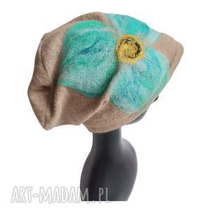 ręczne wykonanie czapki czapka beżowa wełniana filcowana zimowa handmade w kwiaty