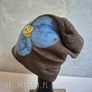 Brązowa czapka wełniana handmade w kwiaty na zimę