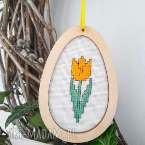 drewniana haftowana pisanka z żółtym tulipanem, zawieszka, dekoracja