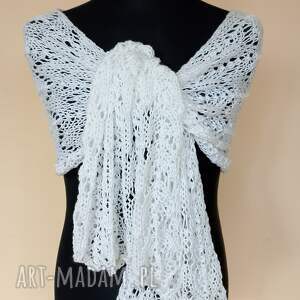 biały szal z jedwabiem i kaszmirem, ążurowy na drutach do ślubu