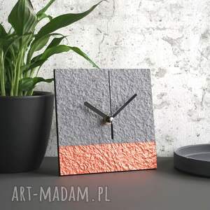 minimalistyczny zegar z materiałów odzysku, kwadratowy do biura