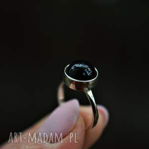 pierścionek z onyksem, klasyczny pierścionek, okrągłe