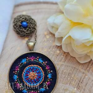 naszyjnik mandala boho niebiesko - czerwona z jaspisem na granatowym tle, haft