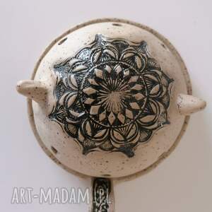 handmade ceramika kadzielnica z czarną mandalą "między niebem
