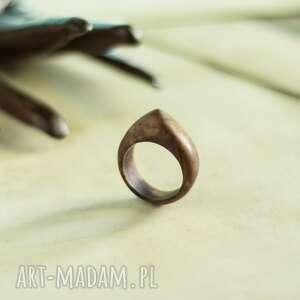 prosty pierścionek z drewna gruszy, drewniana biżuteria dla niej
