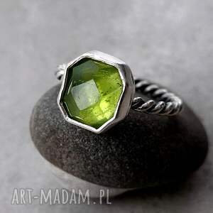 miechunka lemon i srebrny pierścionek z peridotem metaloplastyka srebro