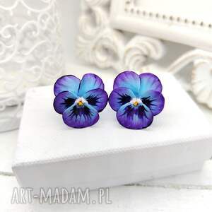 Kolczyki wkrętki z bratkami w niebiesko fioletowych odcieniach