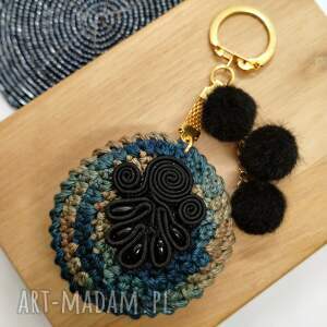 Zawieszka szydełkowa zielono brązowa z ornamentem i pomponami