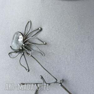 broszka kwiat z kryształem górskim, pomysł na prezent