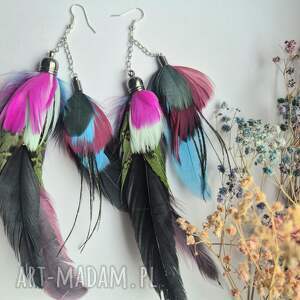 Kolczyki lub klipsy są lekkie, duże, dla zwariowanej ekscentrycznej