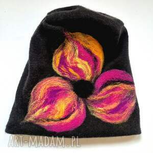 czapka wełniana filcowana zimowa czarna handmade w kwiaty na podszewce - rozmiar