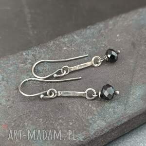 Czarny spinel. Wiszące srebrne kolczyki, srebro oksydowane