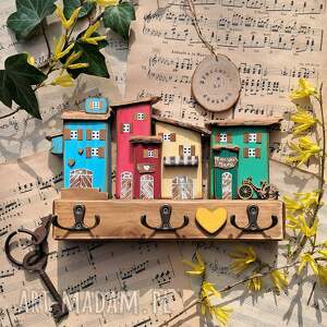 wieszak z kolorowymi domkami no 1, na klucze, pomysł prezent