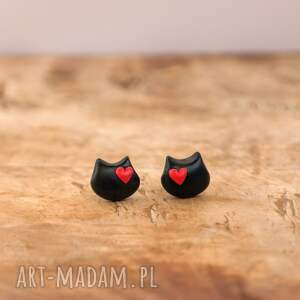 Kolczyki koty z czerwonym serduszkiem - subtelna biżuteria handmade