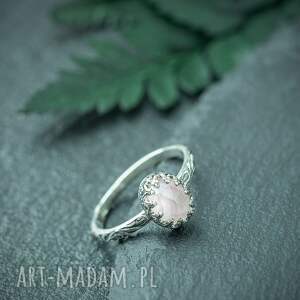 pierścionek flora z owalnym różowym kwarcem, oczkiem