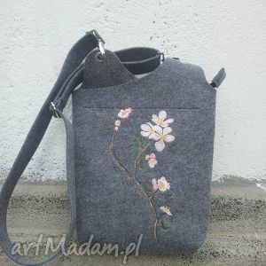 handmade torebki jasna duża raportówka z haftem jabłoni