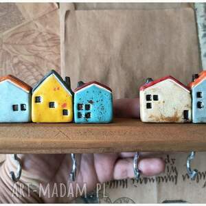 Wieszak z kolorowymi domkami, ceramika, drewno, domek