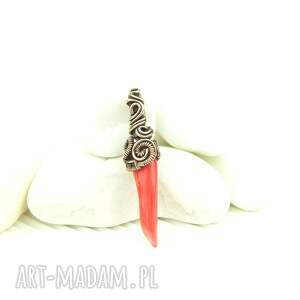 Wisiorek z koralem, wire wrapping, biżuteria artystyczna