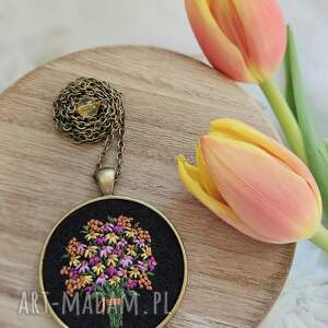 Naszyjnik bukiet żółto - różowych kwiatów z cytrynem na czarnym, haft haftowane boho, sielskie, biżuteria kwiatowa