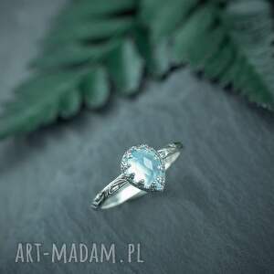 pierścionek flora z błękitnym chalcedonem w srebrnej koronce, pierścionek z niebieskim