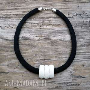 prosty design - czarno biały naszyjnik, elegancki minimalizm, ceramika len
