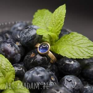 pierścionek jagodowy, szafir, pozłacany