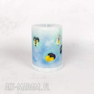 mała, niebieska ręcznie robiona świeca z suszonymi kwiatami bratków