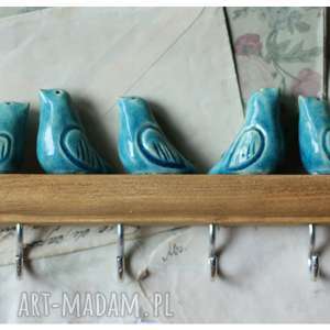 ręcznie zrobione ceramika wieszaczek z niebieskimi ptaszkami na bejcowanym drewnie