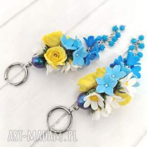 długie kolczyki kwiatowe handmade - żółte róże, rumianki i niebieskie kwiaty