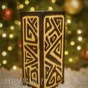 drewniany świecznik z azteckim wzorem - ręcznie wypalany, naturalne drewno