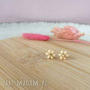 kolczyki sztyfty małe kwiatki z koralików jasne żółte stokrotki prezent
