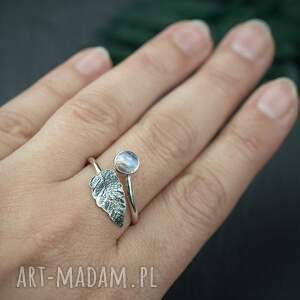 srebrny pierścionek liść paproci z okrągłym kamieniem księżycowym, pierścionek