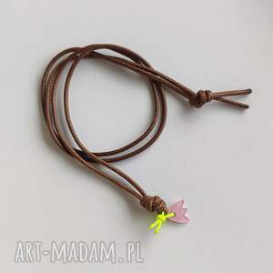 kwiat wisiorek tworzywo sztuczne sznurek
