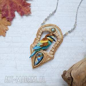 naszyjnik żołna w oknie z piaskowca, ptaszek, natura labradoryt, kraska, stare