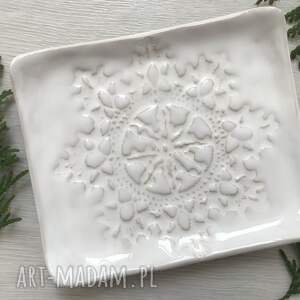 ceramika koronkowy talerzyk na biżuterię w bieli