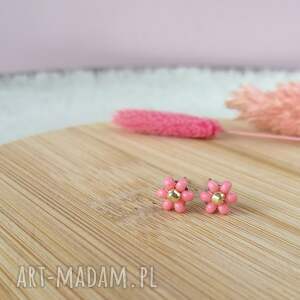 kolczyki sztyfty małe kwiatki z koralików brzoskwiniowe stokrotki