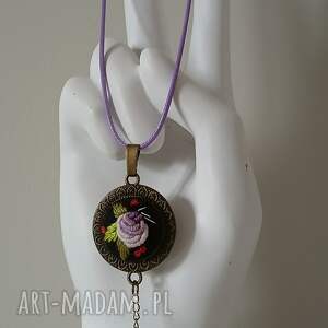 ręcznie haftowany wisior cora filcu stylowo, boho, niebanalnie bez