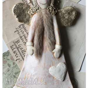 handmade ceramika anioł zimowy z naszytym sercem
