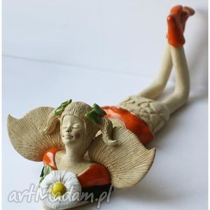 handmade ceramika anioł leżący z kwiatem